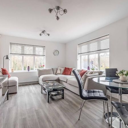 Stylish Home @ Virginia Water Lake & Free Parking Englefield Green ภายนอก รูปภาพ
