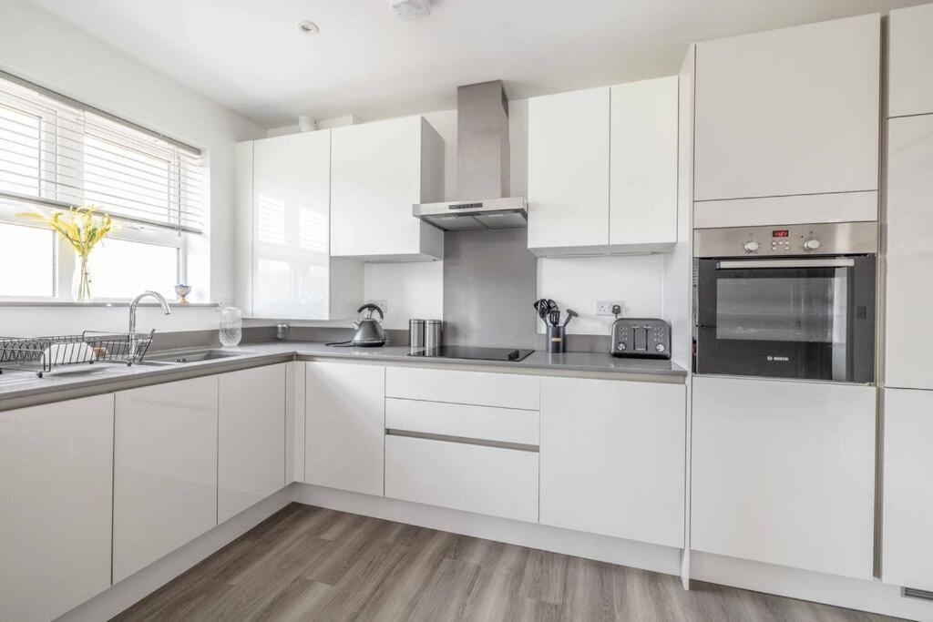 Stylish Home @ Virginia Water Lake & Free Parking Englefield Green ภายนอก รูปภาพ