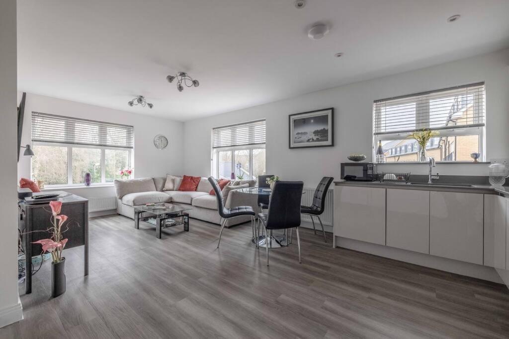Stylish Home @ Virginia Water Lake & Free Parking Englefield Green ภายนอก รูปภาพ