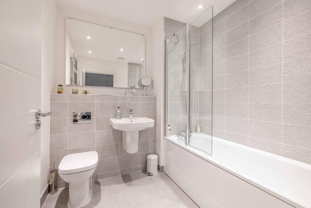 Stylish Home @ Virginia Water Lake & Free Parking Englefield Green ภายนอก รูปภาพ