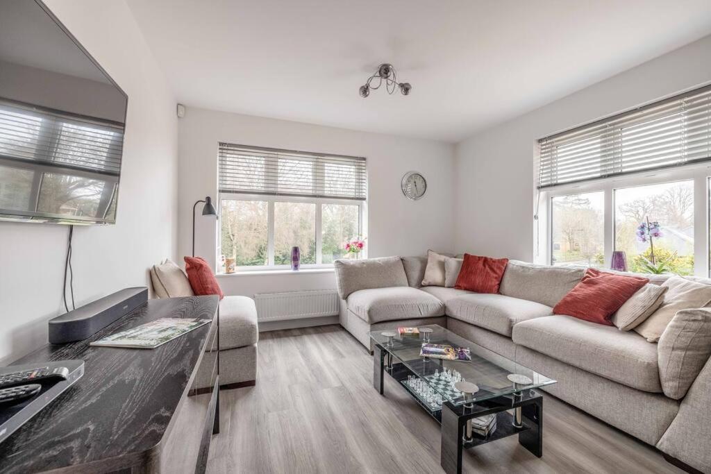 Stylish Home @ Virginia Water Lake & Free Parking Englefield Green ภายนอก รูปภาพ