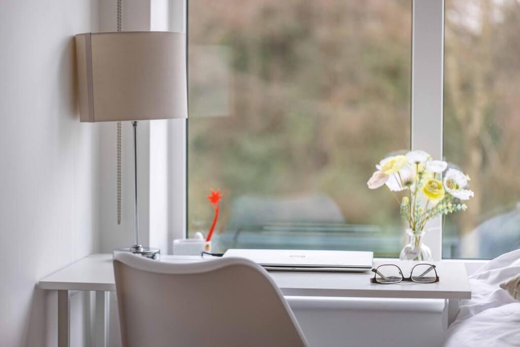 Stylish Home @ Virginia Water Lake & Free Parking Englefield Green ภายนอก รูปภาพ