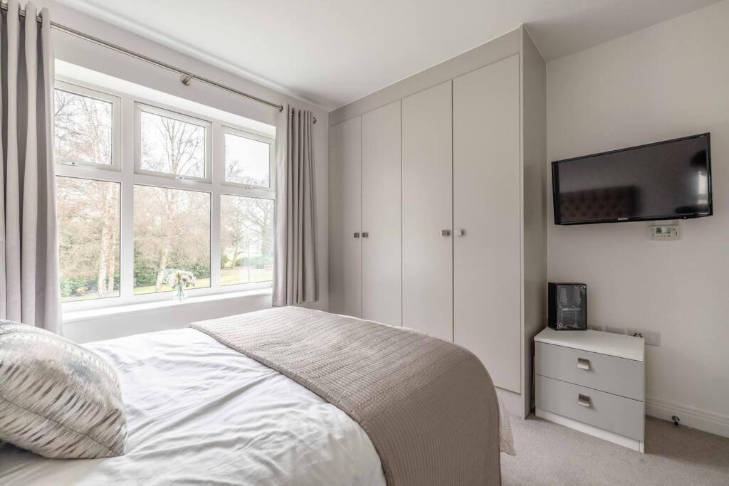 Stylish Home @ Virginia Water Lake & Free Parking Englefield Green ภายนอก รูปภาพ