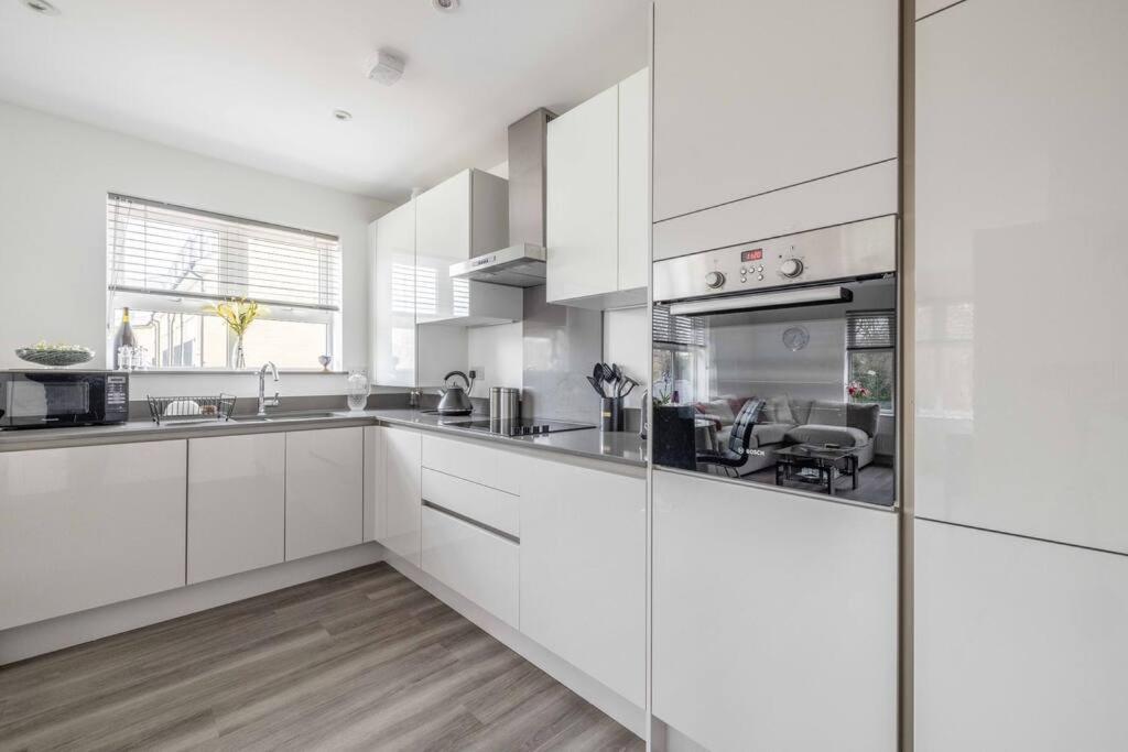 Stylish Home @ Virginia Water Lake & Free Parking Englefield Green ภายนอก รูปภาพ