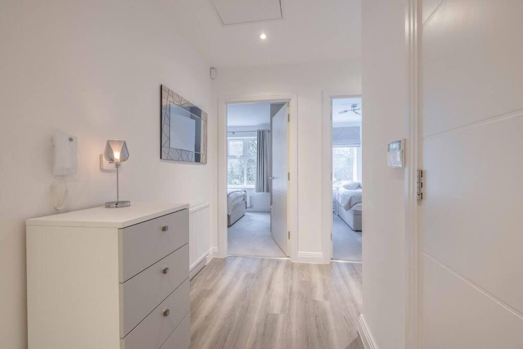 Stylish Home @ Virginia Water Lake & Free Parking Englefield Green ภายนอก รูปภาพ
