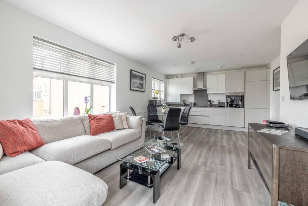 Stylish Home @ Virginia Water Lake & Free Parking Englefield Green ภายนอก รูปภาพ