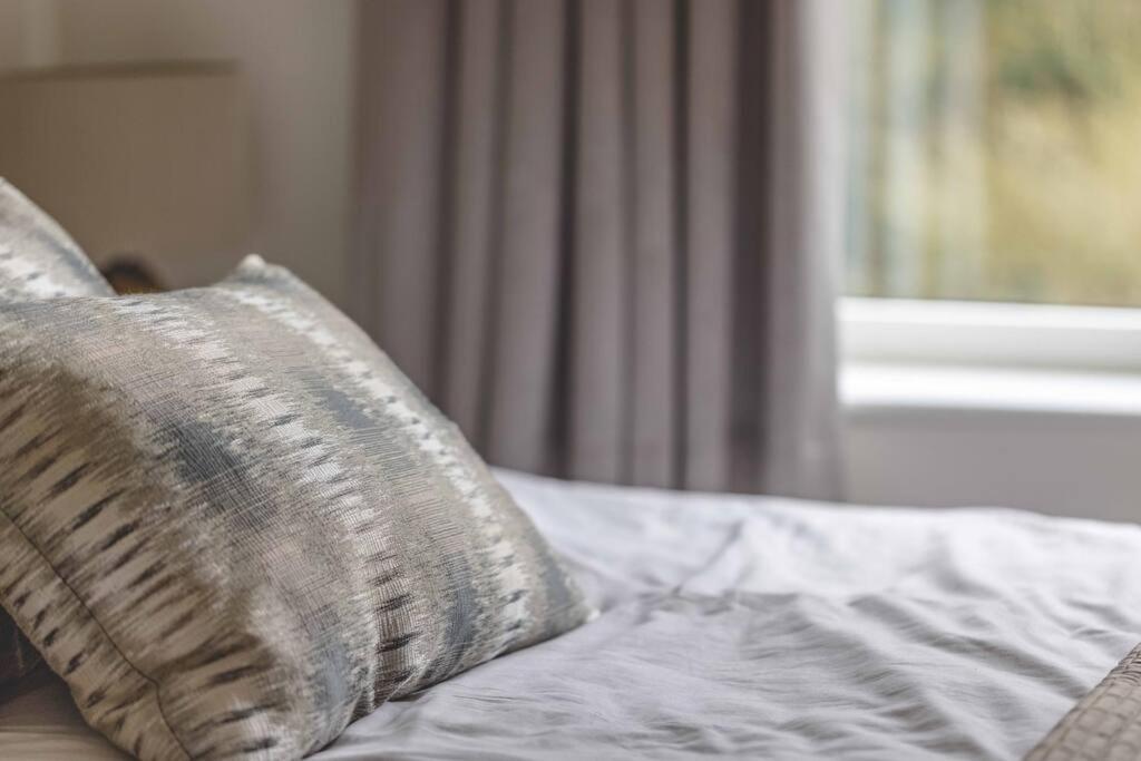 Stylish Home @ Virginia Water Lake & Free Parking Englefield Green ภายนอก รูปภาพ