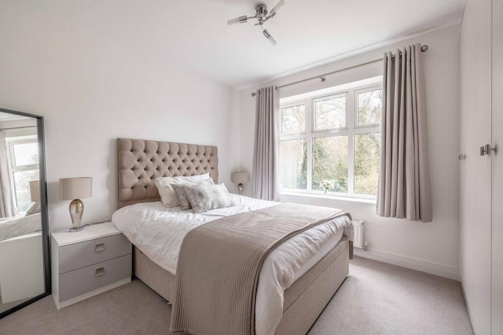 Stylish Home @ Virginia Water Lake & Free Parking Englefield Green ภายนอก รูปภาพ